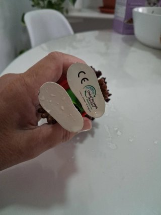 Muñeco niño con gafas y ropa colorida
