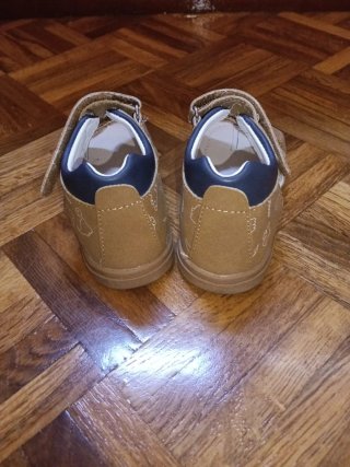 Sandalias niño marrón con estampado