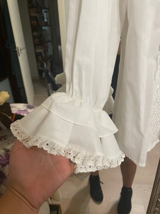 Camisa blanca con volantes y encaje