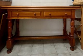 Mesa de madera con cajones