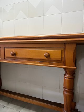 Mesa de madera con cajones