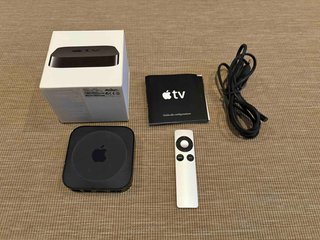 Apple TV con mando y cables
