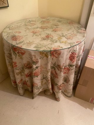 Mesa camilla redonda con faldas y cristal
