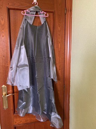Vestido de fiesta gris con velo