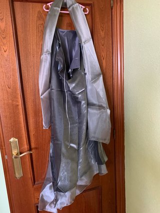 Vestido de fiesta gris con velo