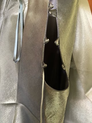 Vestido de fiesta gris con velo