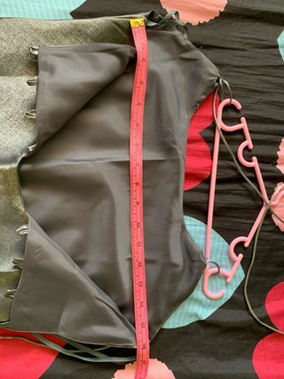 Vestido de fiesta gris con velo