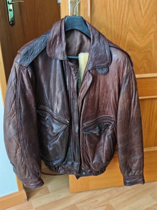 Cazadora de cuero marrón con cuello de borrego