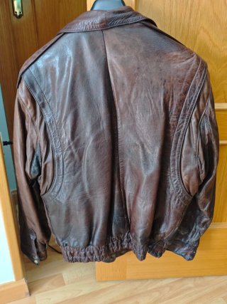 Cazadora de cuero marrón con cuello de borrego