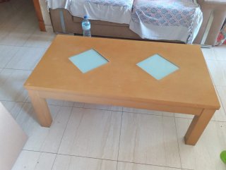 Mesa centro madera con 2 cristales y 4 sillas