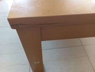 Mesa centro madera con 2 cristales y 4 sillas