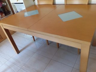 Mesa centro madera con 2 cristales y 4 sillas