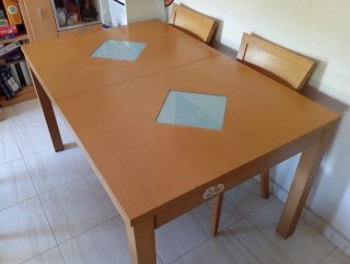 Mesa centro madera con 2 cristales y 4 sillas