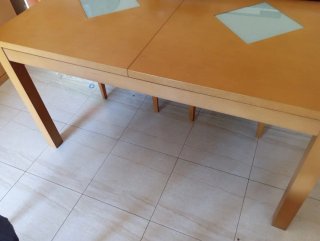 Mesa centro madera con 2 cristales y 4 sillas