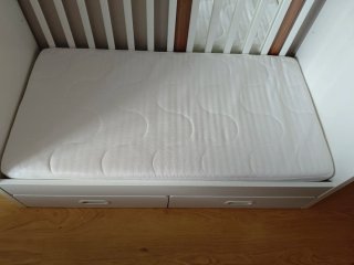 Cuna blanca con 2 cajones, colchón y protector