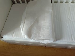Cuna blanca con 2 cajones, colchón y protector