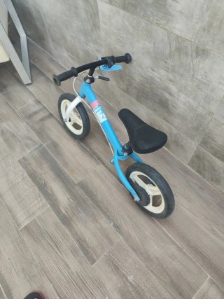 Bicicleta de equilibrio azul