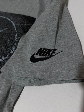 T-shirt Nike grigia con grafica frontale