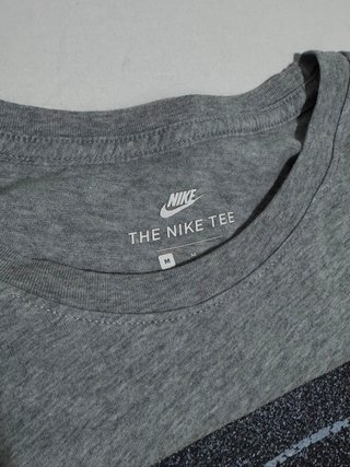 T-shirt Nike grigia con grafica frontale