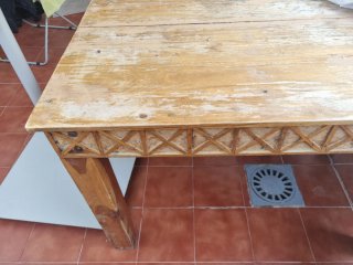 Mesa y sillas de salón madera tres sillas