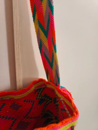 Bolsa Wayuu artesanal multicolor