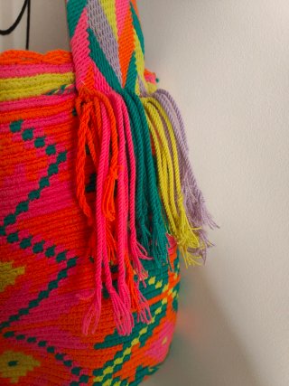 Bolsa Wayuu artesanal multicolor