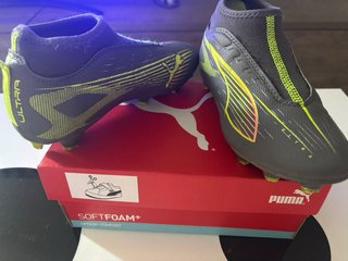 Tacos de fútbol Puma Ultra grises y verdes talla32