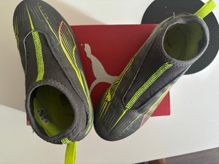 Tacos de fútbol Puma Ultra grises y verdes talla32