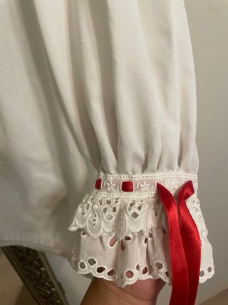 Camisa blanca con volantes y lazos