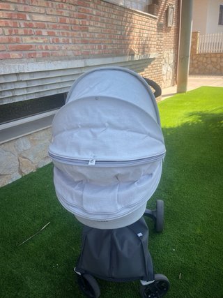 Carrozza Stokke grigia con seggiolino e culla