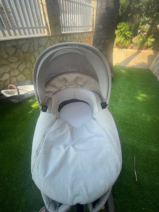 Carrozza Stokke grigia con seggiolino e culla