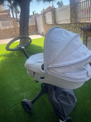 Carrozza Stokke grigia con seggiolino e culla