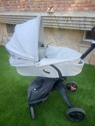 Carrozza Stokke grigia con seggiolino e culla