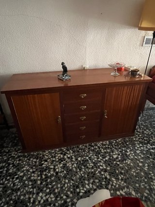 Mueble de madera marrón