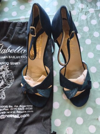 Zapatos de baile Flabella negros, rojos y azules.