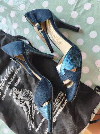Zapatos de baile Flabella negros, rojos y azules.