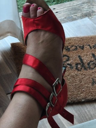 Zapatos de baile Flabella negros, rojos y azules.