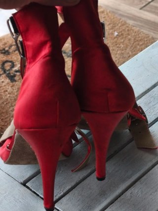 Zapatos de baile Flabella negros, rojos y azules.