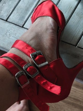 Zapatos de baile Flabella negros, rojos y azules.