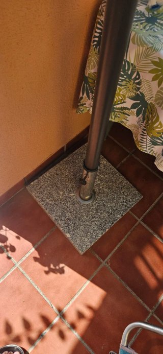 Parasol grande azul con base de piedra