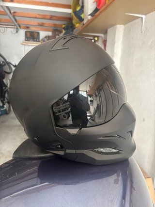 Casco de moto negro mate