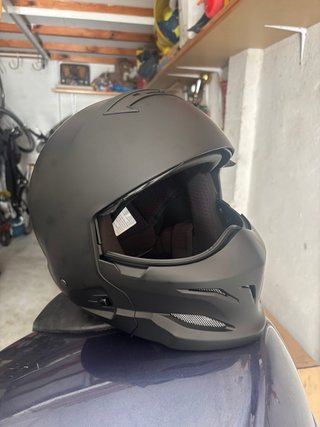 Casco de moto negro mate