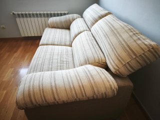 Sofá cama de tela y madera