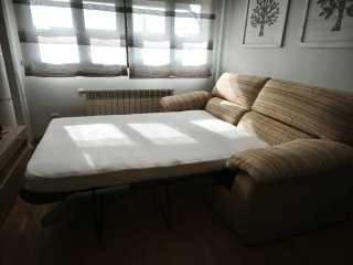 Sofá cama de tela y madera