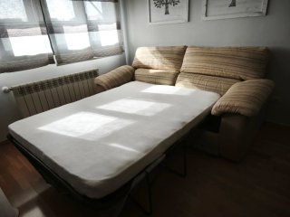 Sofá cama de tela y madera