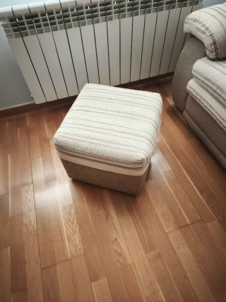 Sofá cama de tela y madera