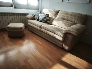 Sofá cama de tela y madera