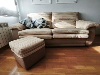 Sofá cama de tela y madera