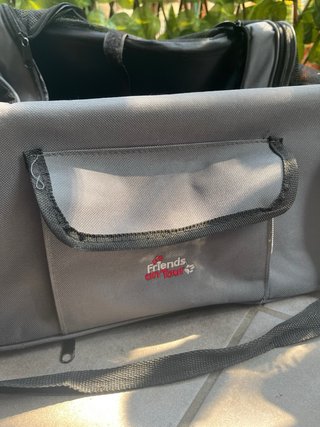 Transportín para perros gris y negro