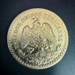Moneda baño de oro de 50 Pesos de México. Año 1921